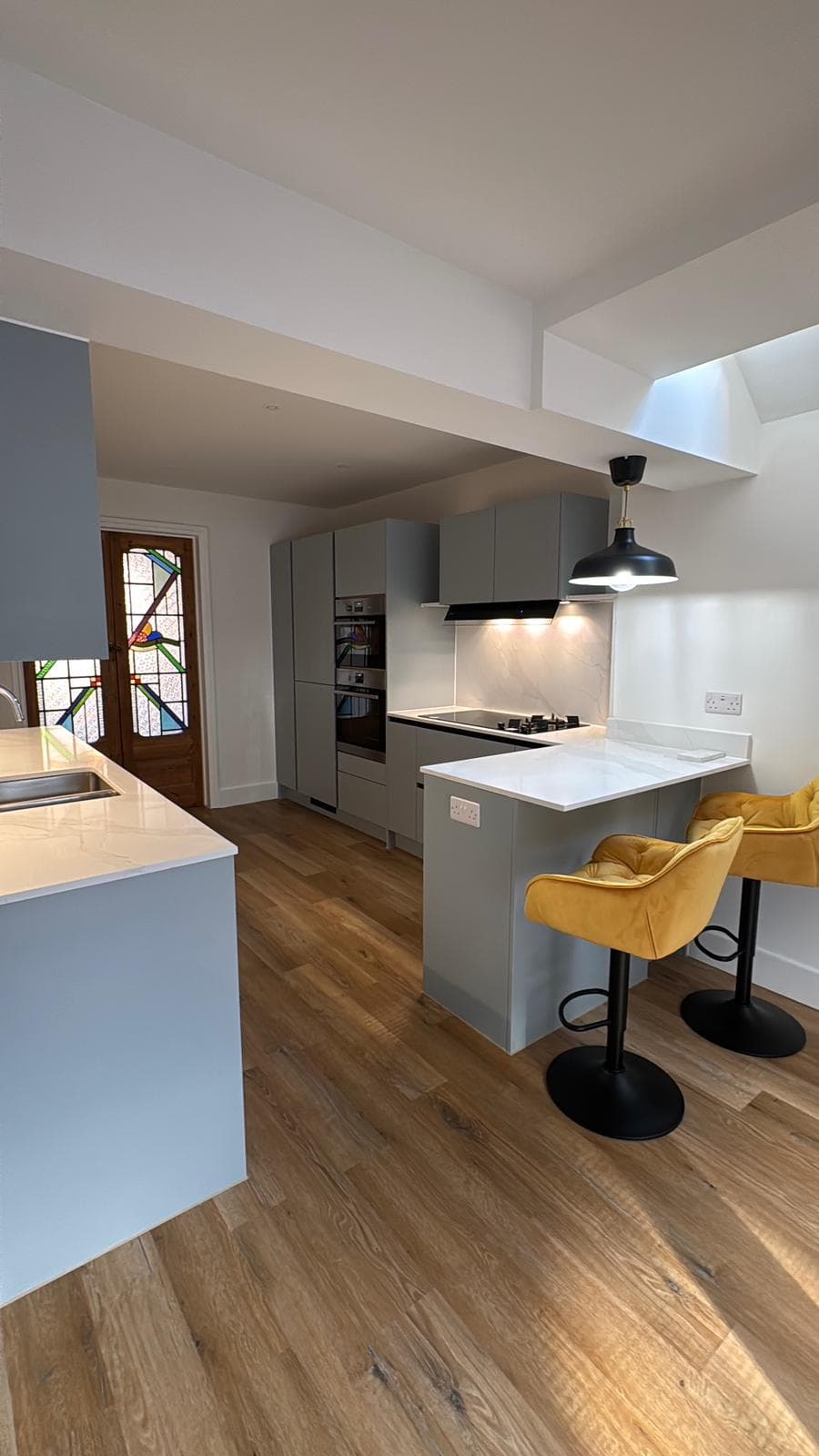 Kitchen installation with fitted units